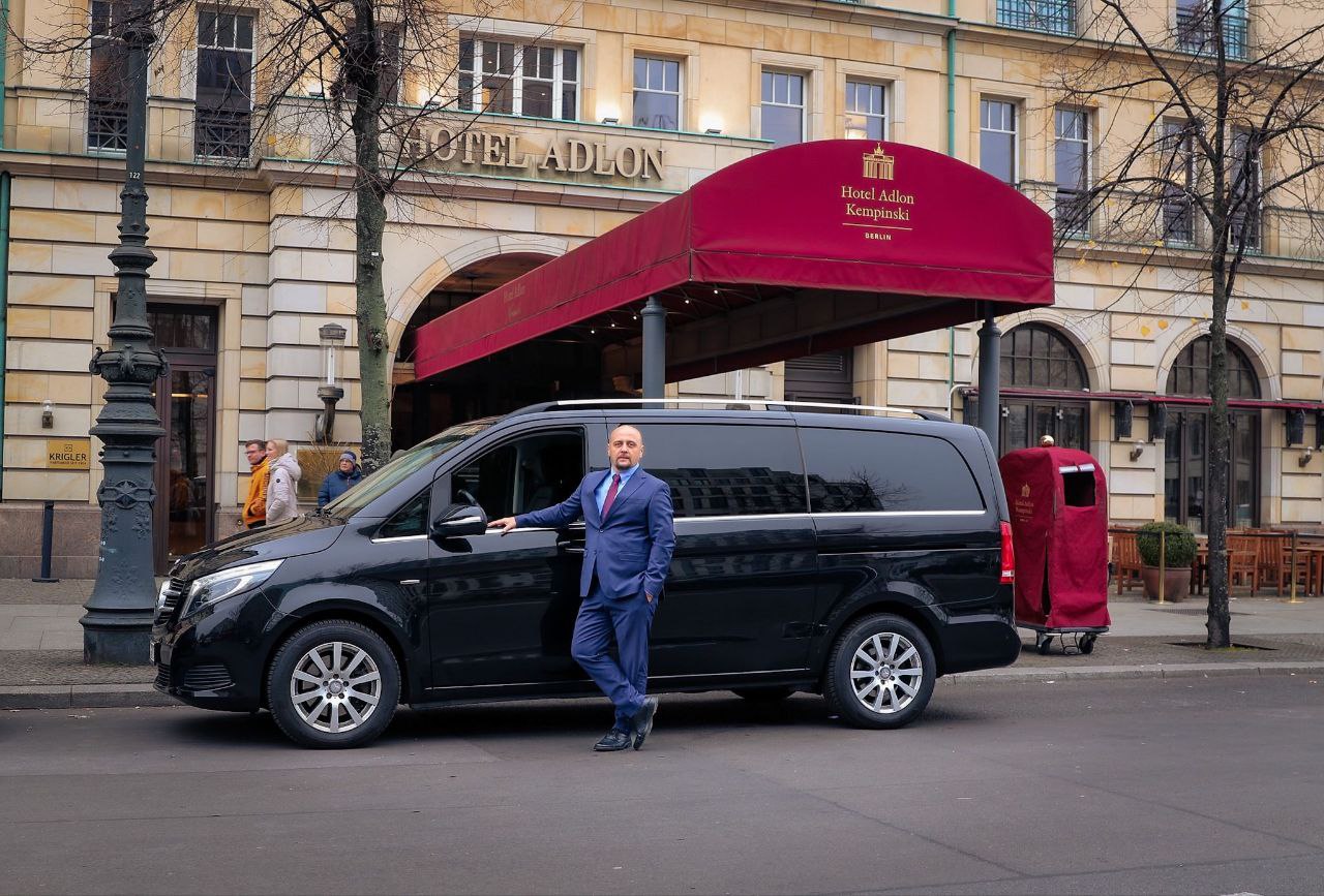 Chauffeur mit Mercedes-Benz V-Klasse am Hotel Adlon