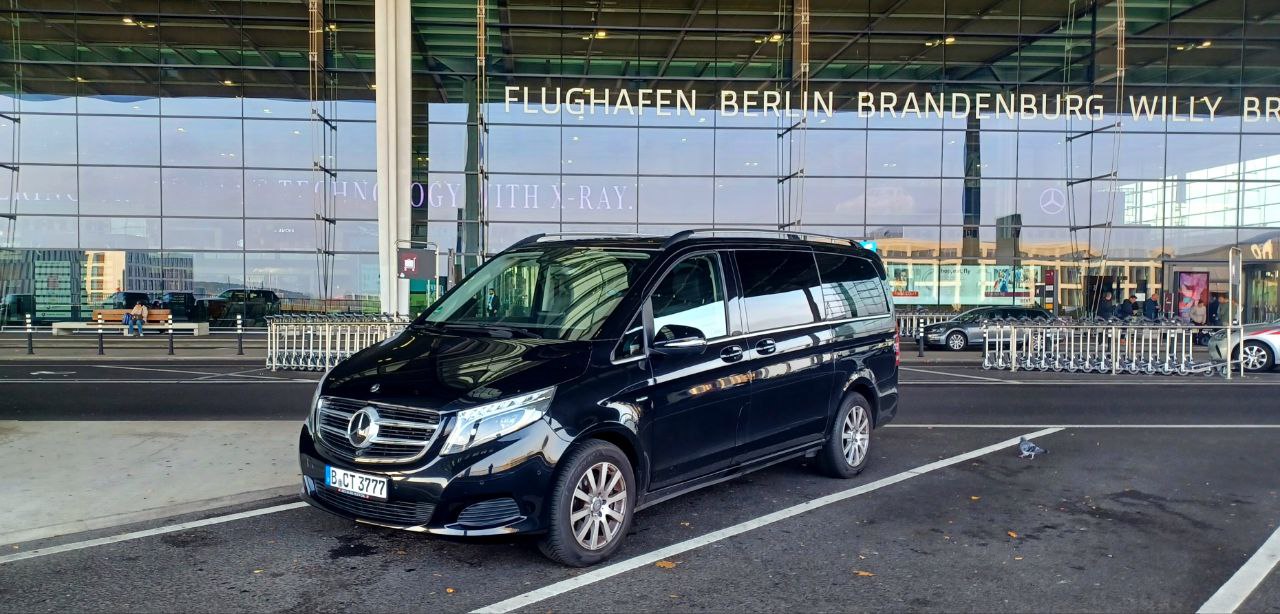 Mercedes-Benz V-Klasse am Flughafen Berlin Brandenburg