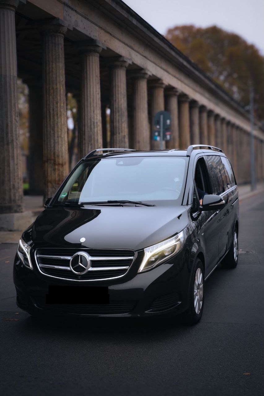 Black Mercedes-Benz V-Class in Berlin