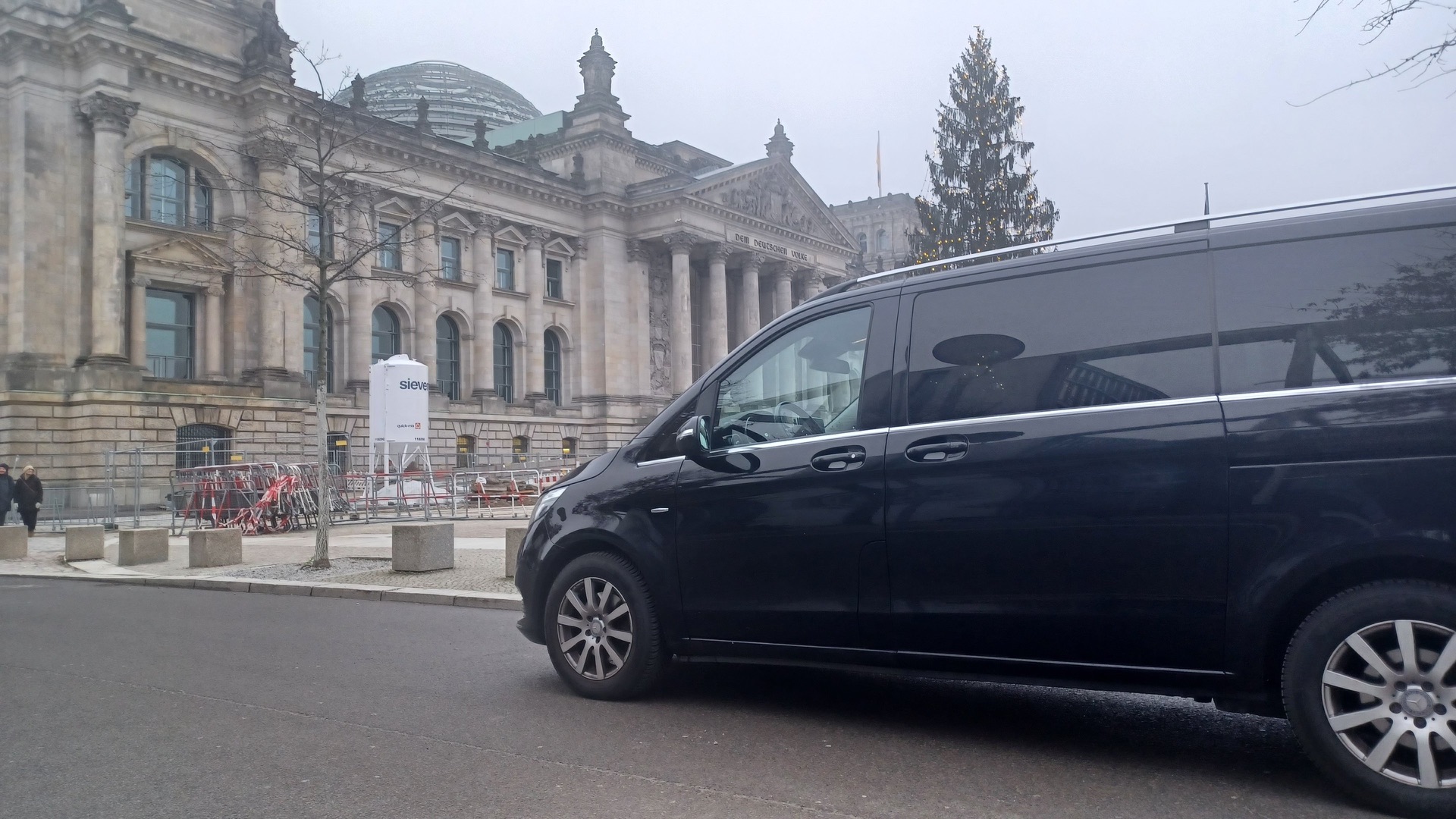Mercedes-Benz V-Class at the Reichstag in Berlin