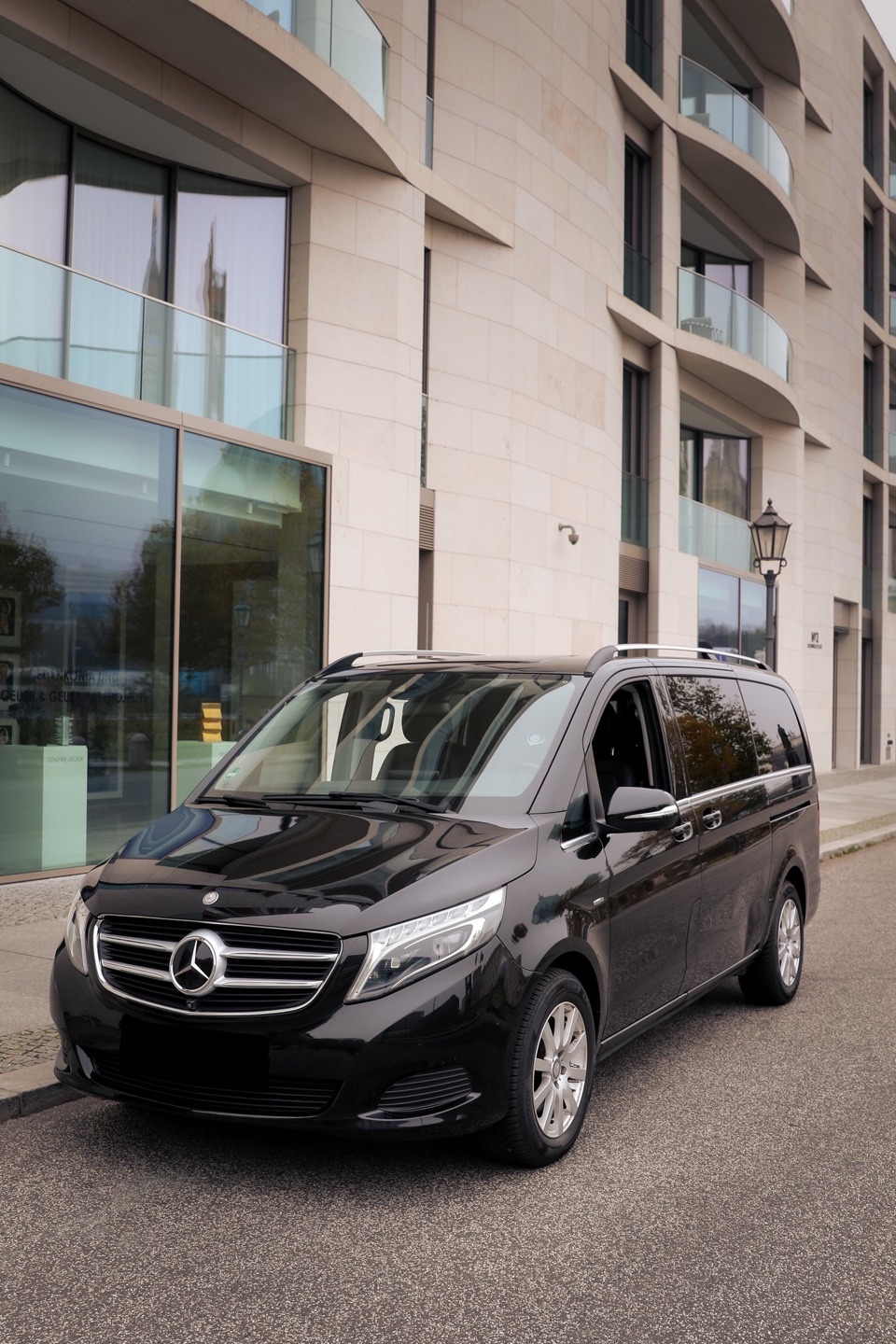 Mercedes-Benz V-Class in front of a Berlin hotel
